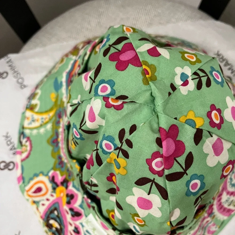 VERA BRADLEY NWOT AUTHENTIC TUTTI FRUTTI GREEN PAISLEY REVERSIBLE BUCKET HAT